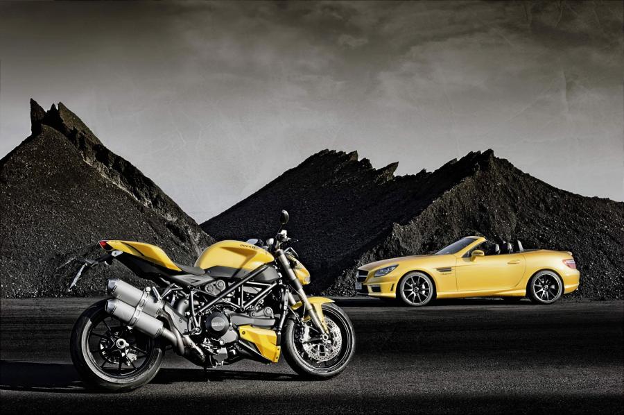  Mercedes-Benz SLK55 AMG with Ducati Streetfighter 848 2011 года  (фото 2 из 18)